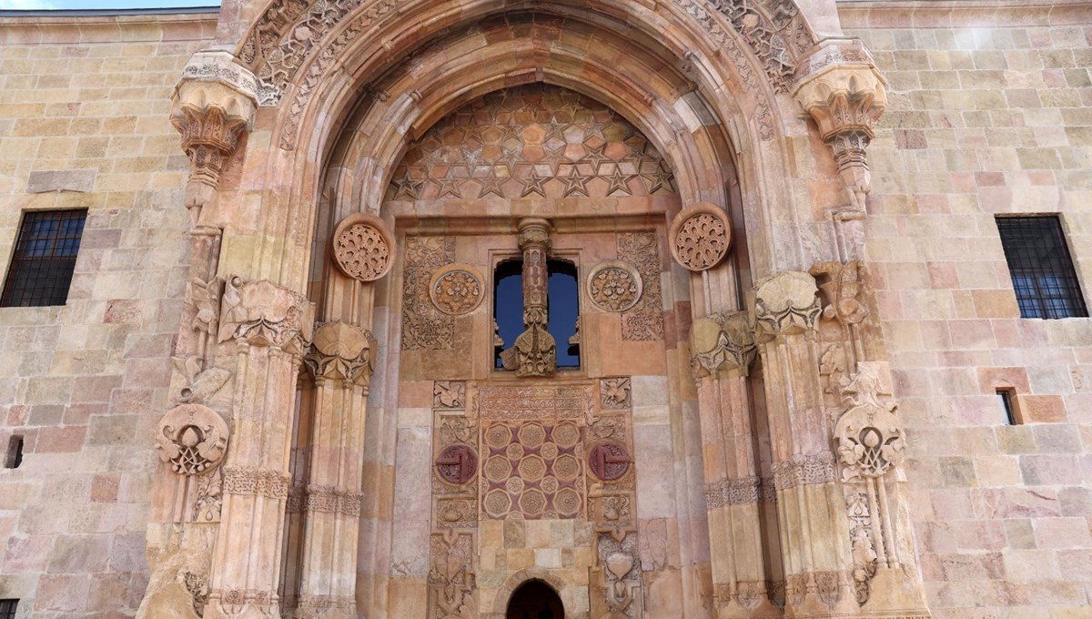 Divriği Ulu Camii ve Darüşşifası yaklaşık 40 bin kişiyi ağırladı