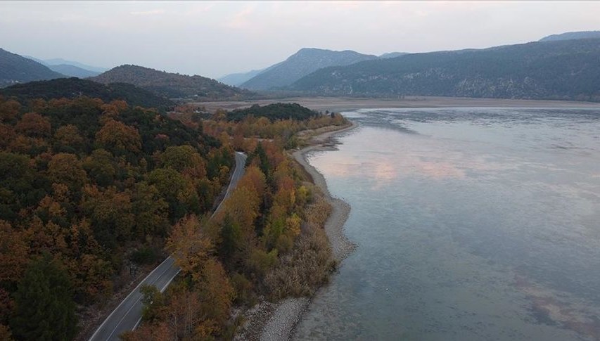 Kovada Gölü'nde sonbahar renkleri büyülüyor