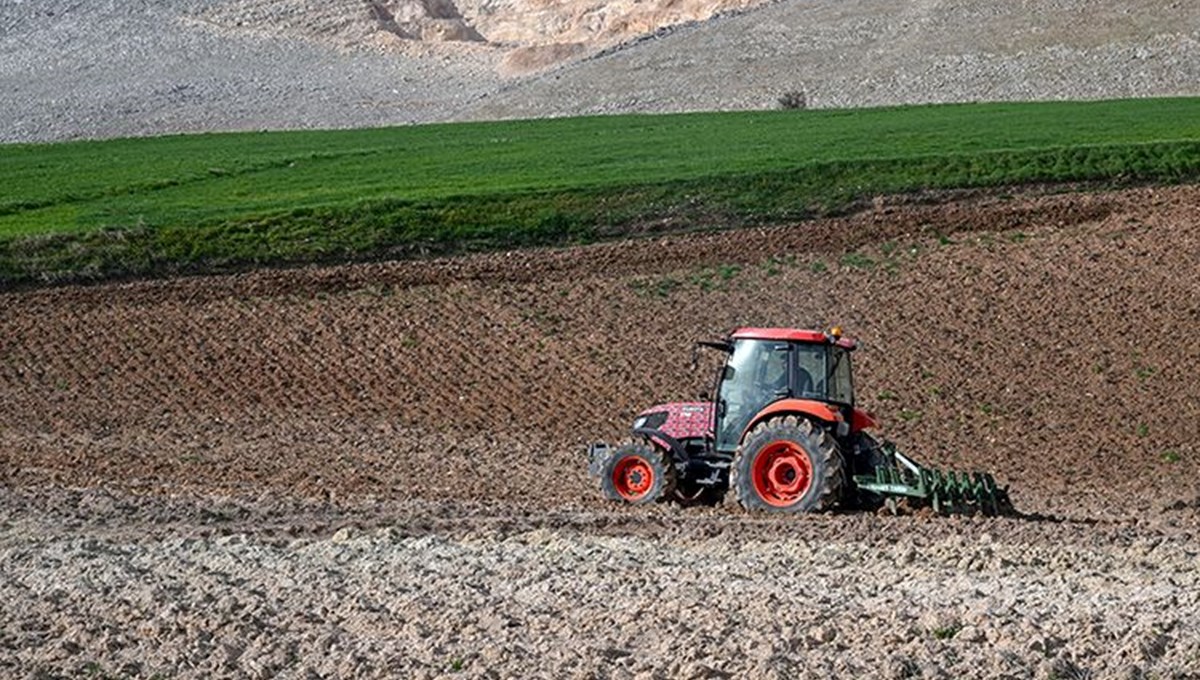 Depremden etkilenen Adıyaman'da çiftçiler üretim için tarlalarda