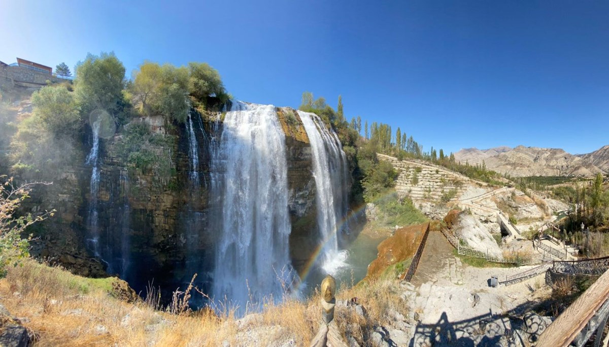 Tortum Şelalesi yaz boyunca binlerce turisti ağırladı