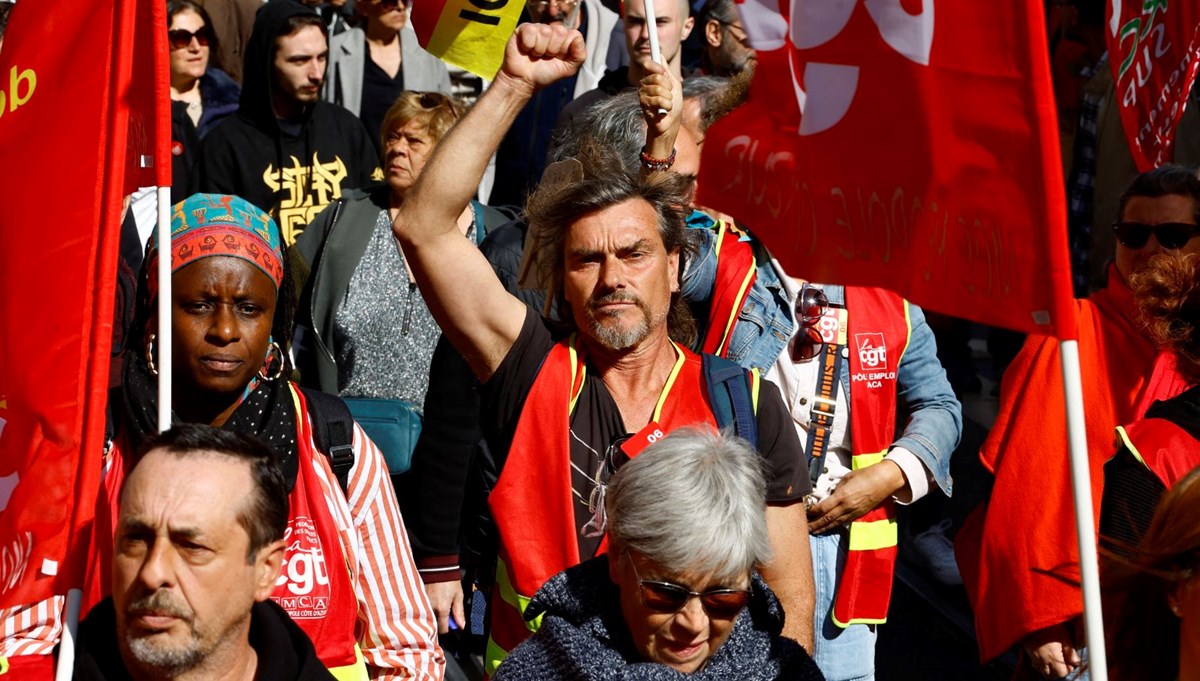 Fransa'da yüzlerce kişi Macron'un emeklilik reformu ısrarına karşı yeniden sokakta