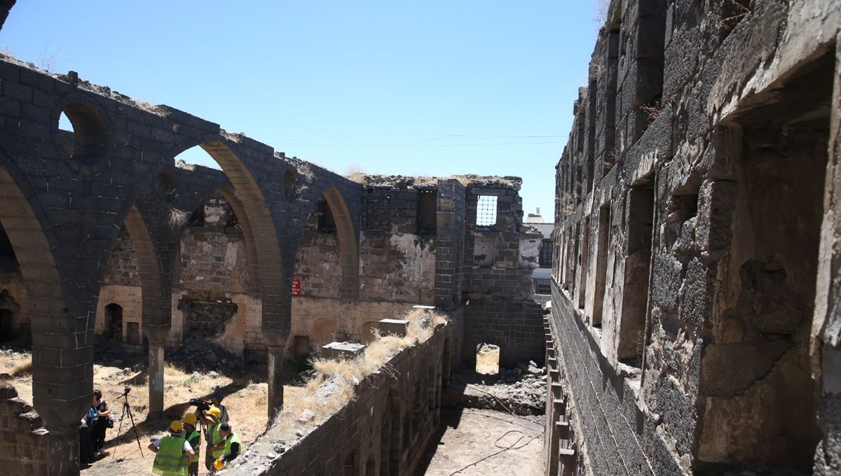 Diyarbakır'da 500 yıllık Surp Sarkis Ermeni Kilisesi'nde restorasyon çalışması başlatıldı