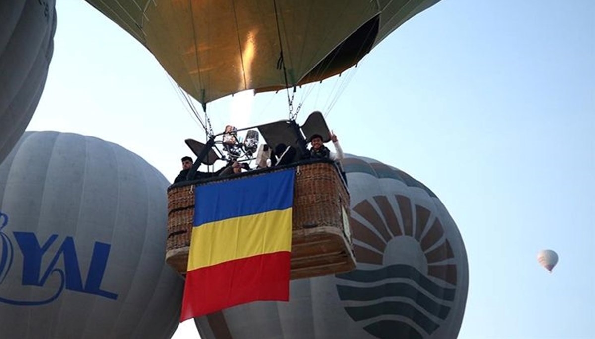 Kapadokya'da balonlar Romanya bayrağı ile uçtu