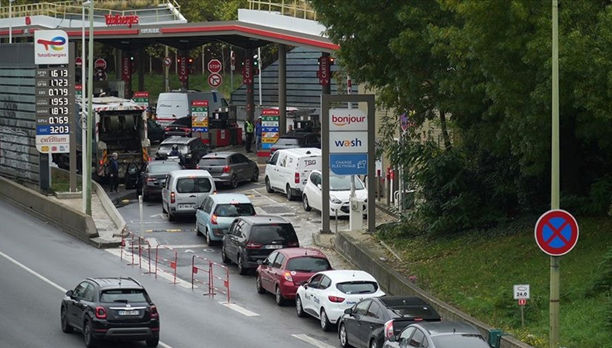 Paris'te akaryakıt istasyonlarında benzin sıkıntısı