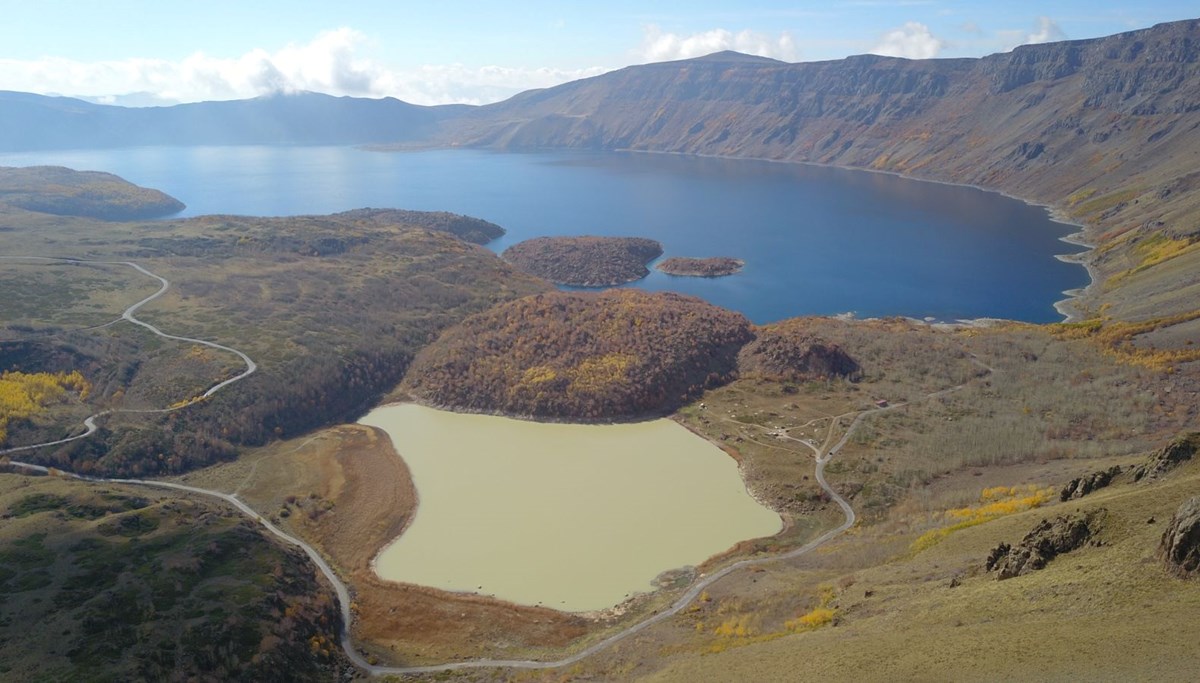 Nemrut Krater Gölü'ne sonbaharda ziyaretçi akını