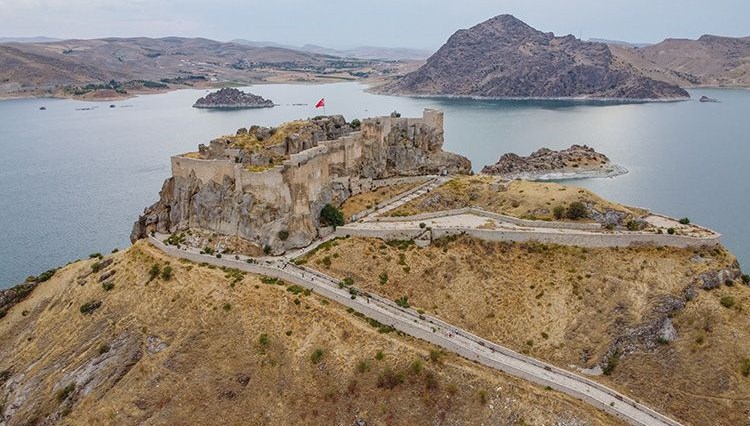 Ada görünümlü tarihi Pertek Kalesi'ne turistlerden yoğun ilgi