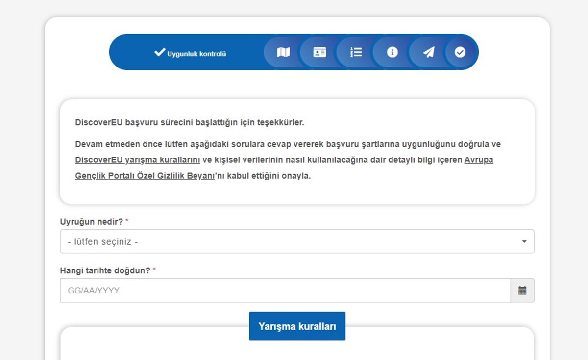 Discover EU programına başvurmak için 1 Ocak 2004 ile 31 Aralık 2004 arasında doğmuş olmak ve internet sitesindeki 5 soru ile bir yedek sorunun cevaplanması gerekiyor.