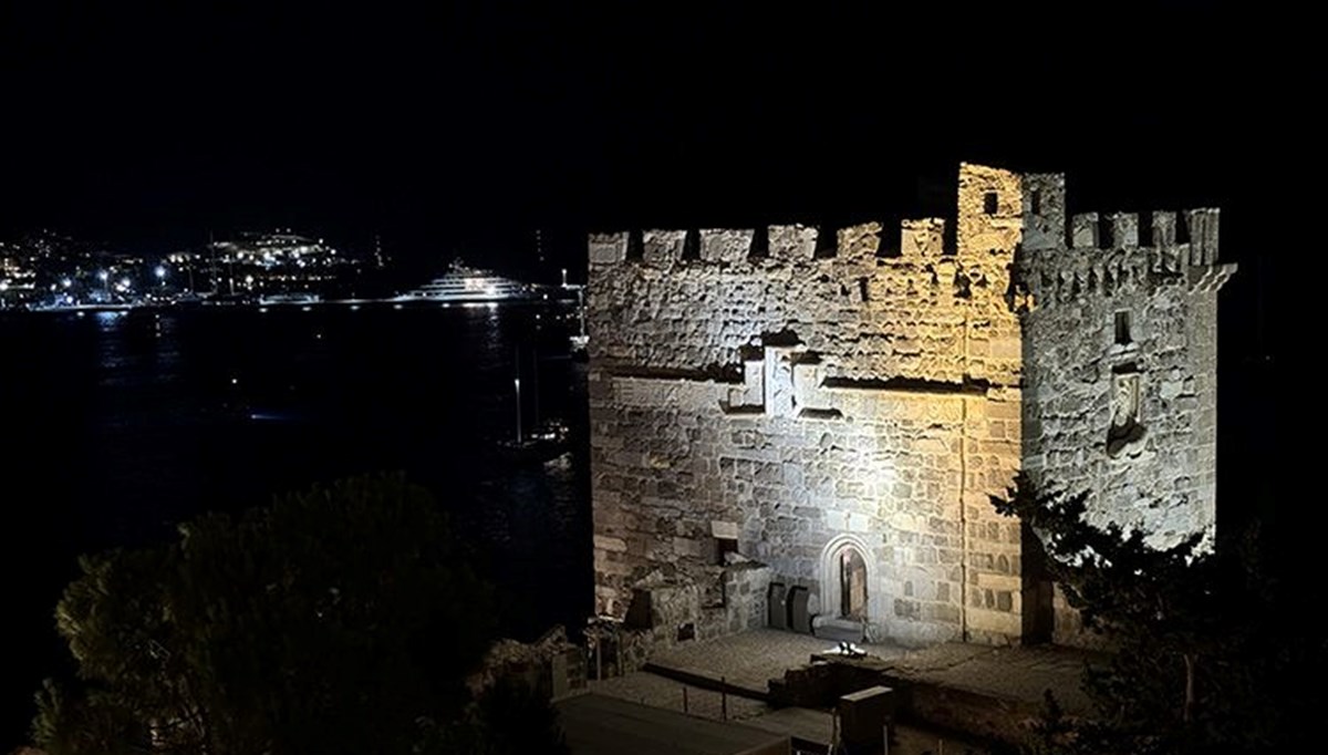 Bodrum Kalesi gece gezmek isteyenlere keyifli ortam sunuyor