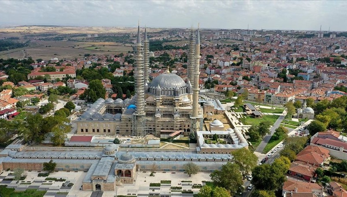 Selimiye'de minare külahının altında yer alan orijinal tek çini çoğaltıldı