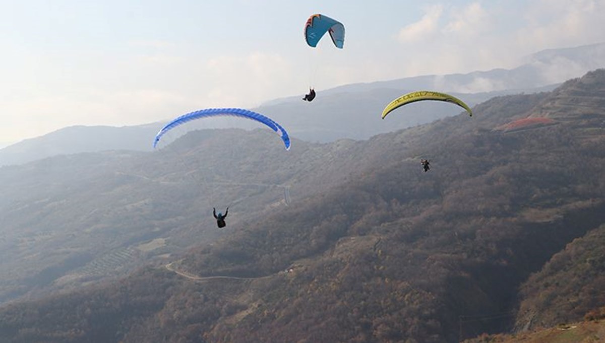 Uçmakdere paraşüt tutkunlarına kışın da ev sahipliği yapıyor