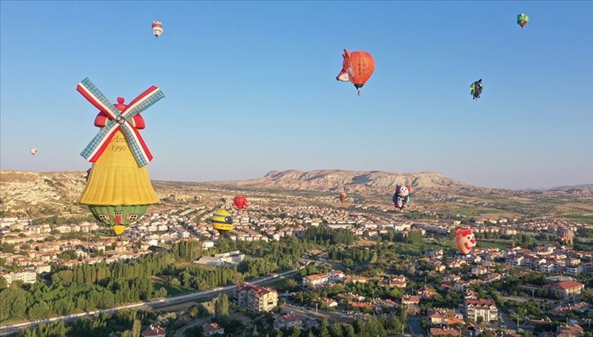 Figürlü sıcak hava balonları Ürgüp semalarını renklendirdi