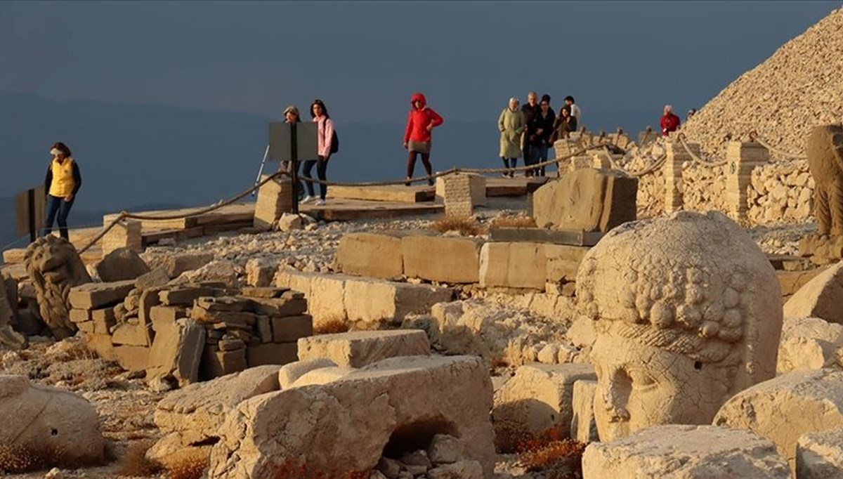 Dünya mirası Nemrut'un bu yılki ziyaretçi sayısı çeyrek milyona yaklaştı