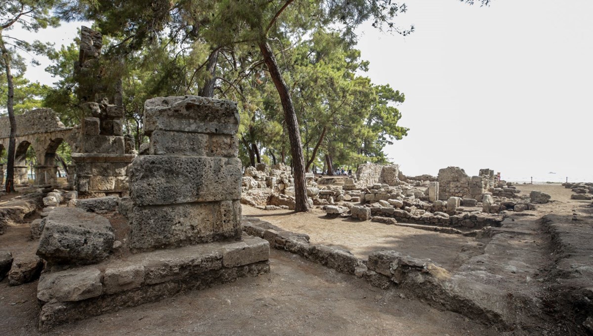 Phaselis Antik Kenti'ndeki ana caddenin tamamı gün yüzüne çıkarılıyor