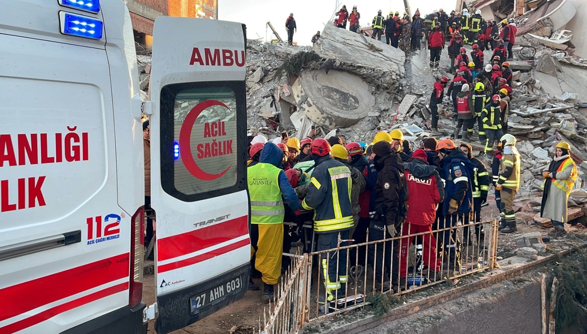 Depremin etkilediği 5 ilde TIR ve konteyner eczaneler kuruldu