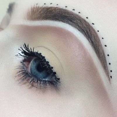 Kaşlarda yeni trend: Carved brow