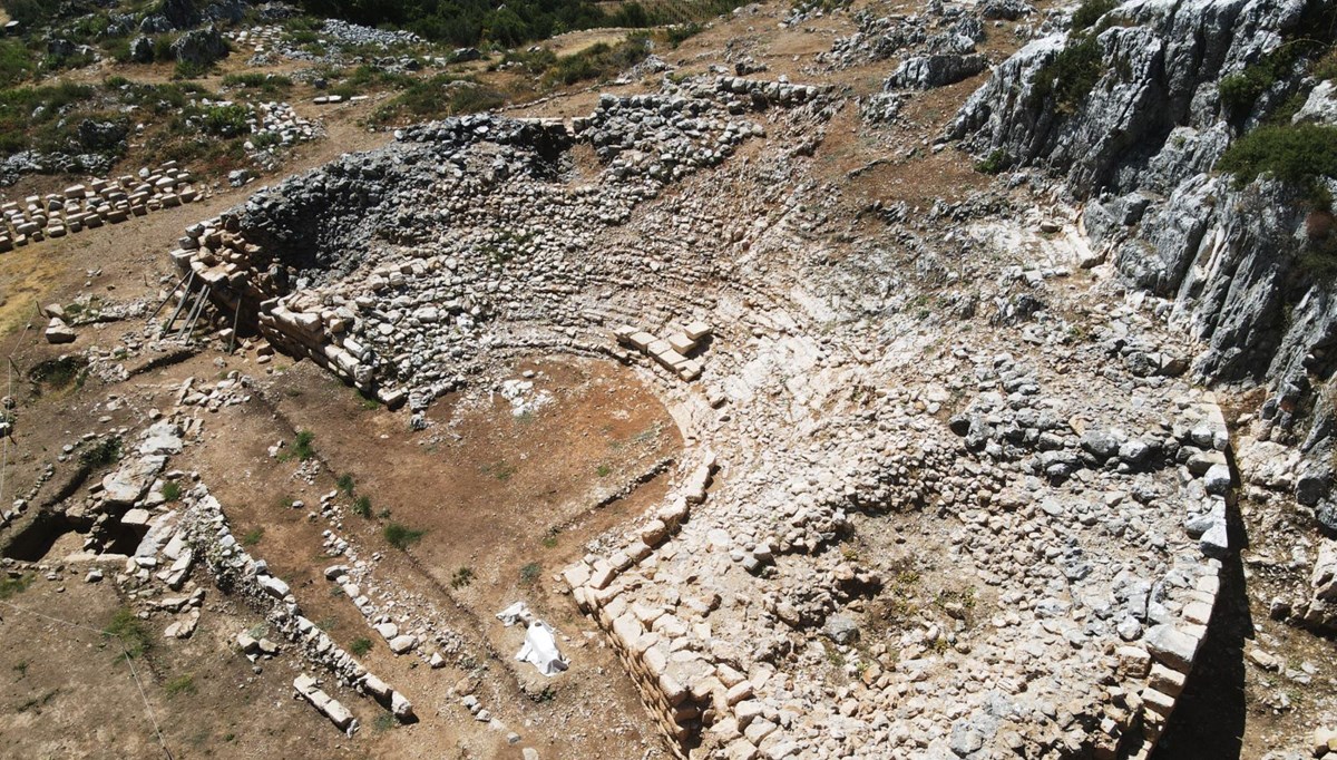 Muğla'daki Thera Antik Kenti'nin tiyatrosu gün yüzüne çıkarıldı