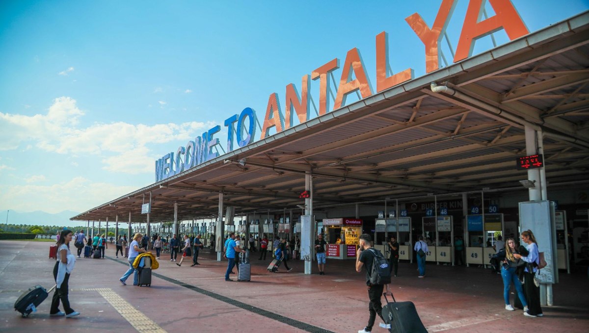 Antalya'ya hava yolu ile rekor turist geldi