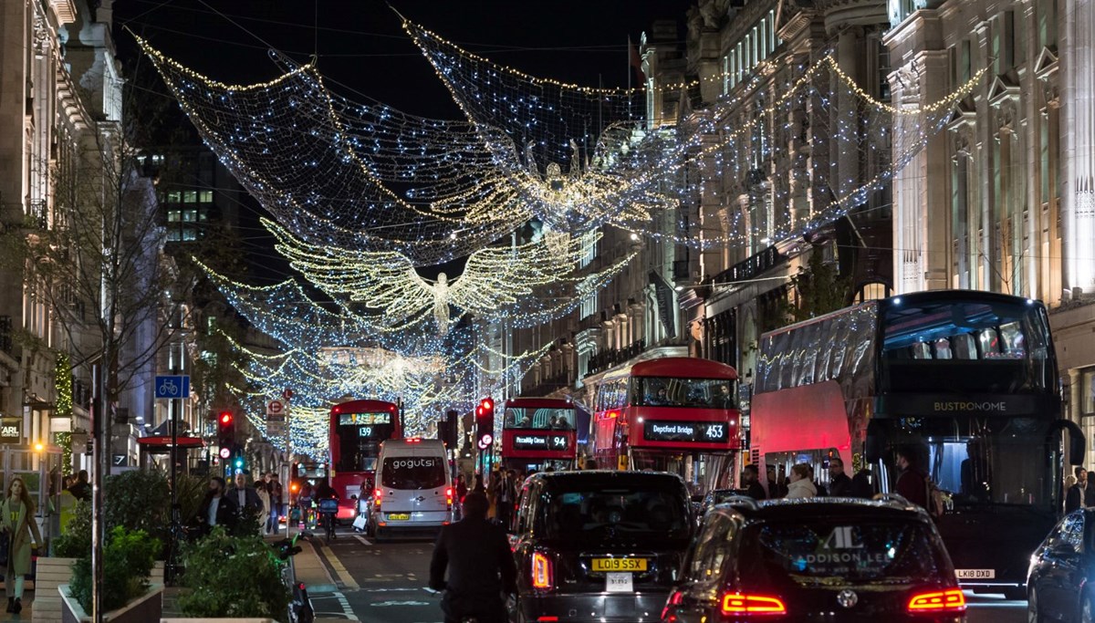 Londra sokakları Noel ve yılbaşı için süslendi