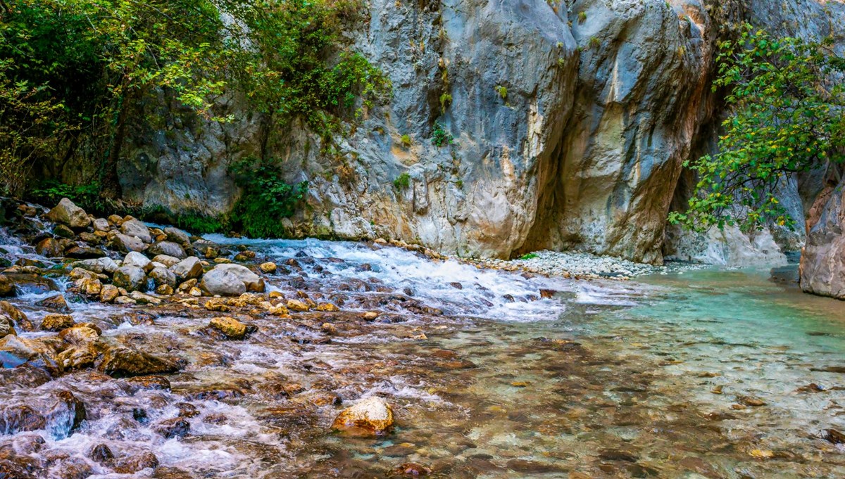 Muğla ile Antalya'yı ayıran Saklıkent Kanyonu ziyaretçilerini serinletiyor