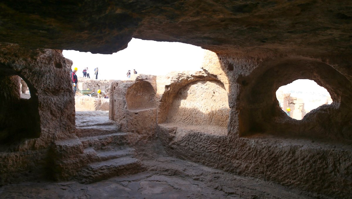 Diyarbakır'daki Zerzevan Kalesi'nde 1900 yıllık Mithras Tapınağı'nın anıtsal kapısına ulaşıldı