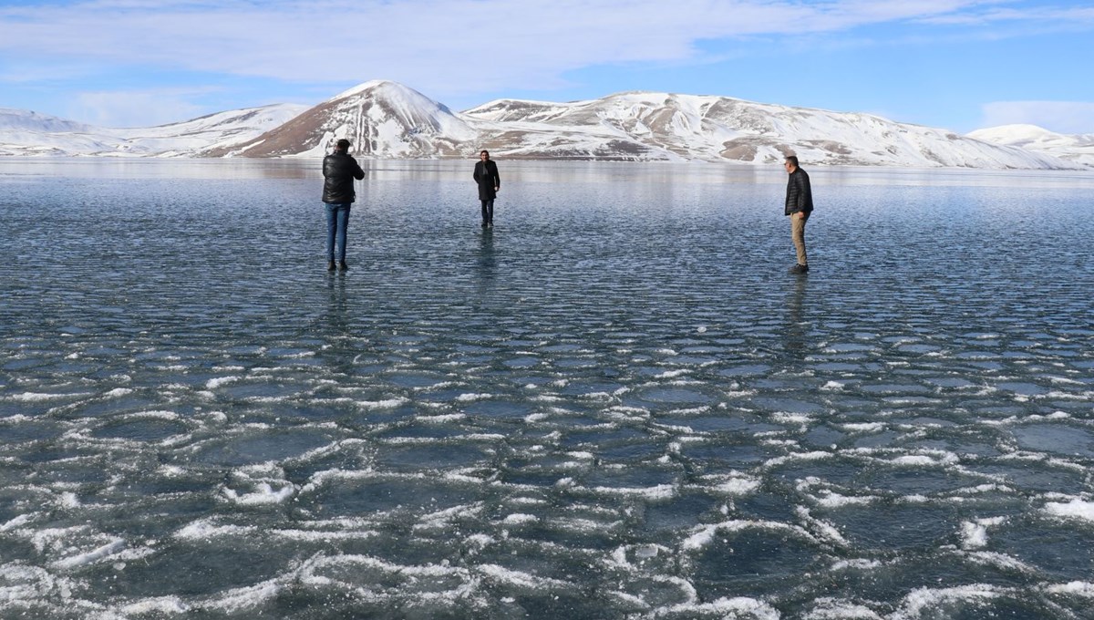 Ağrı'da yüzeyi buzla kaplanan Balık Gölü doğa tutkunlarını bekliyor