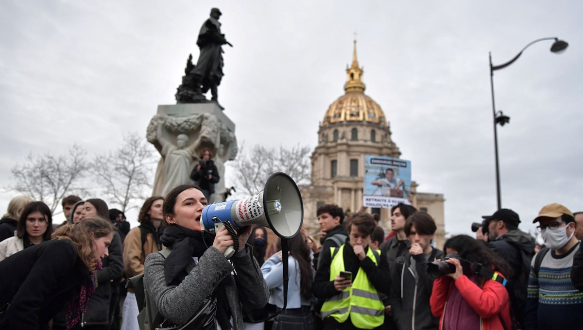 Paris'te emeklilik reformu protestolarında 243 kişi gözaltına alındı