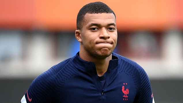 Paris Saint Germain'in yıldızı Kylian Mbappe, yıllık 128 milyon dolarlık kazancıyla 2022'nin en çok kazanan futbolcusu oldu.