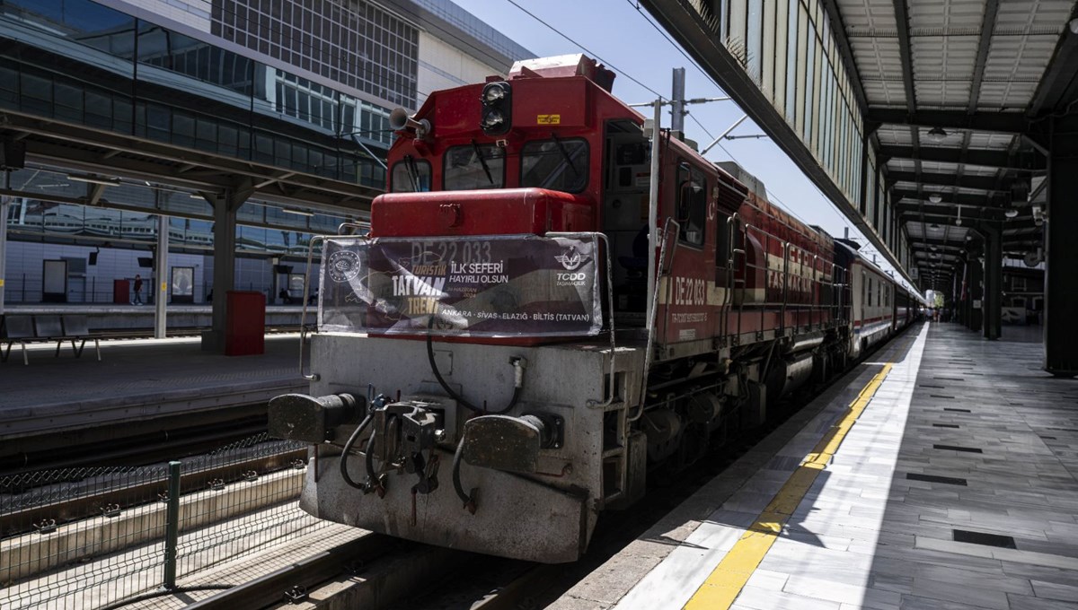 Turistik Tatvan Treni törenle ilk seferine başladı