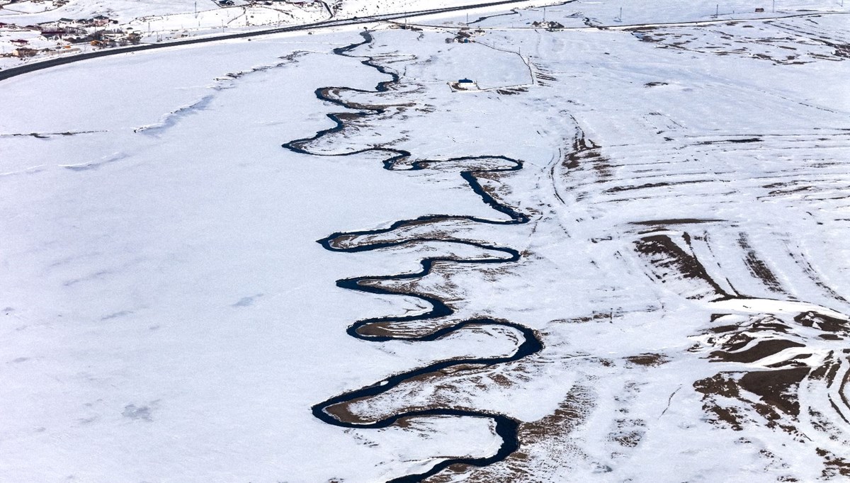 Kars'taki Ölçek Deresi menderesleri güzelliğiyle büyülüyor