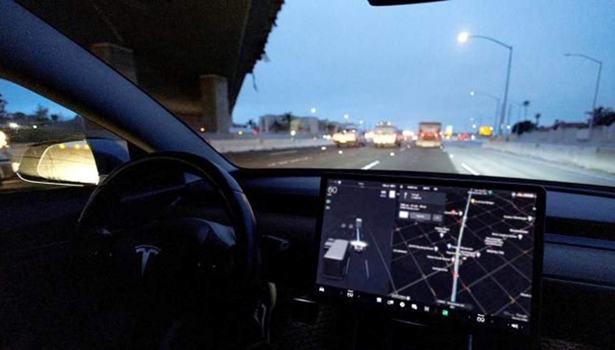 Otopilot modundaki Tesla polisten kaçtı