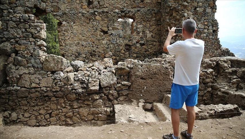 Syedra Antik Kenti'ndeki tiyatro gün yüzüne çıkarılıyor