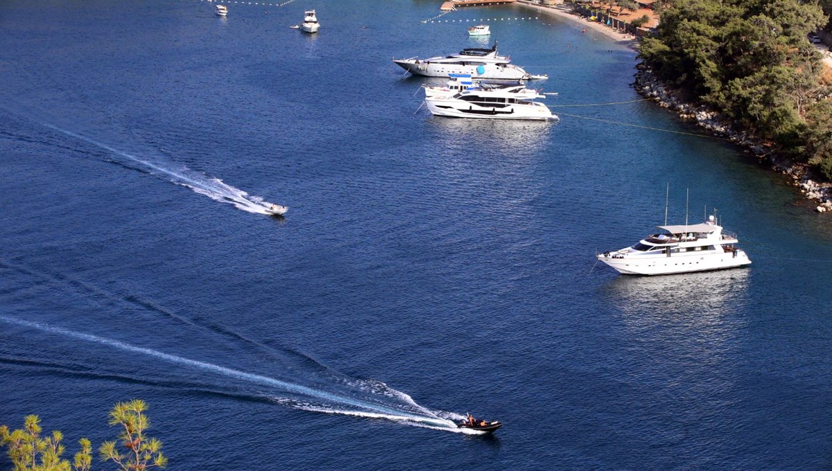 Bodrum'un maviyle yeşilin bütünleştiği koylarında yat hareketliliği yaşanıyor