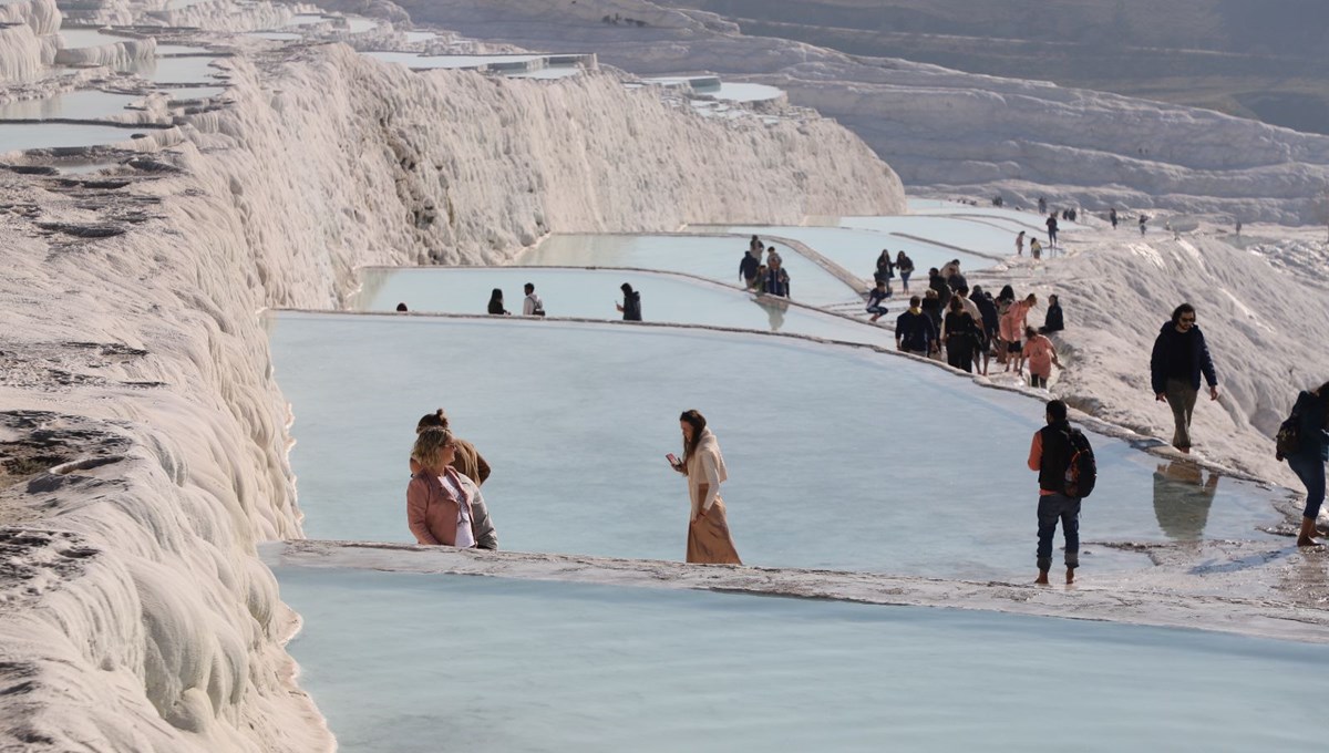 Pamukkale'de hafta sonu yoğunluğu yaşanıyor