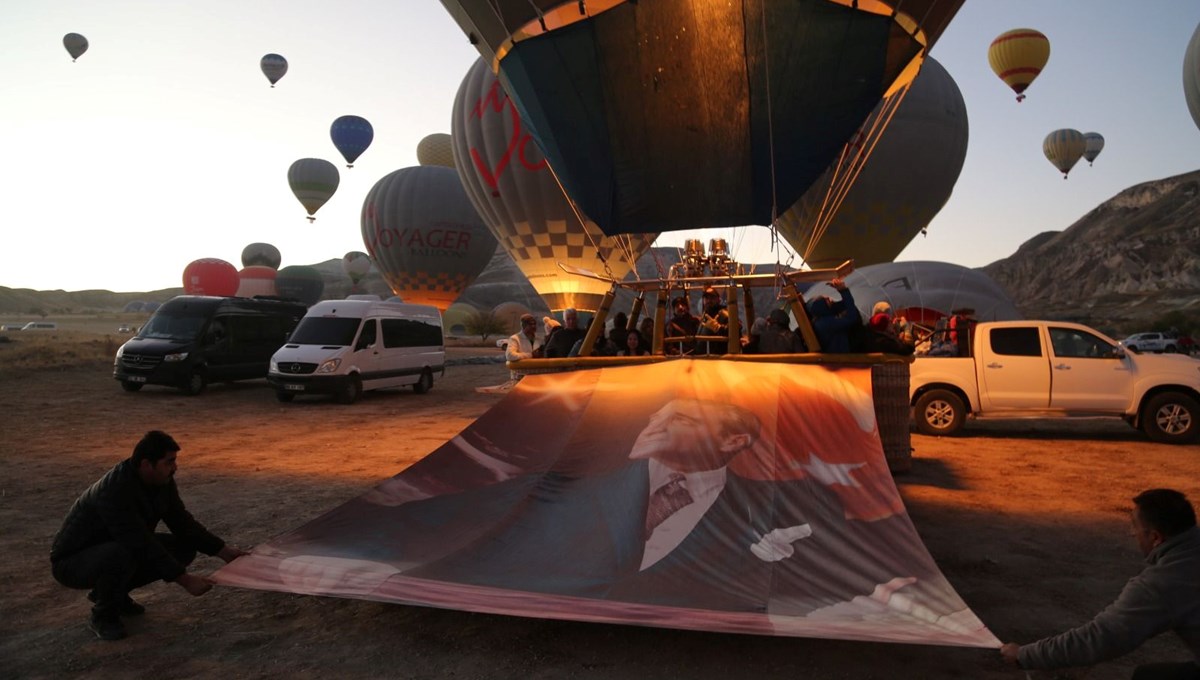 Kapadokya'da balonlar Türk bayrağı ve Atatürk posterleri ile havalandı