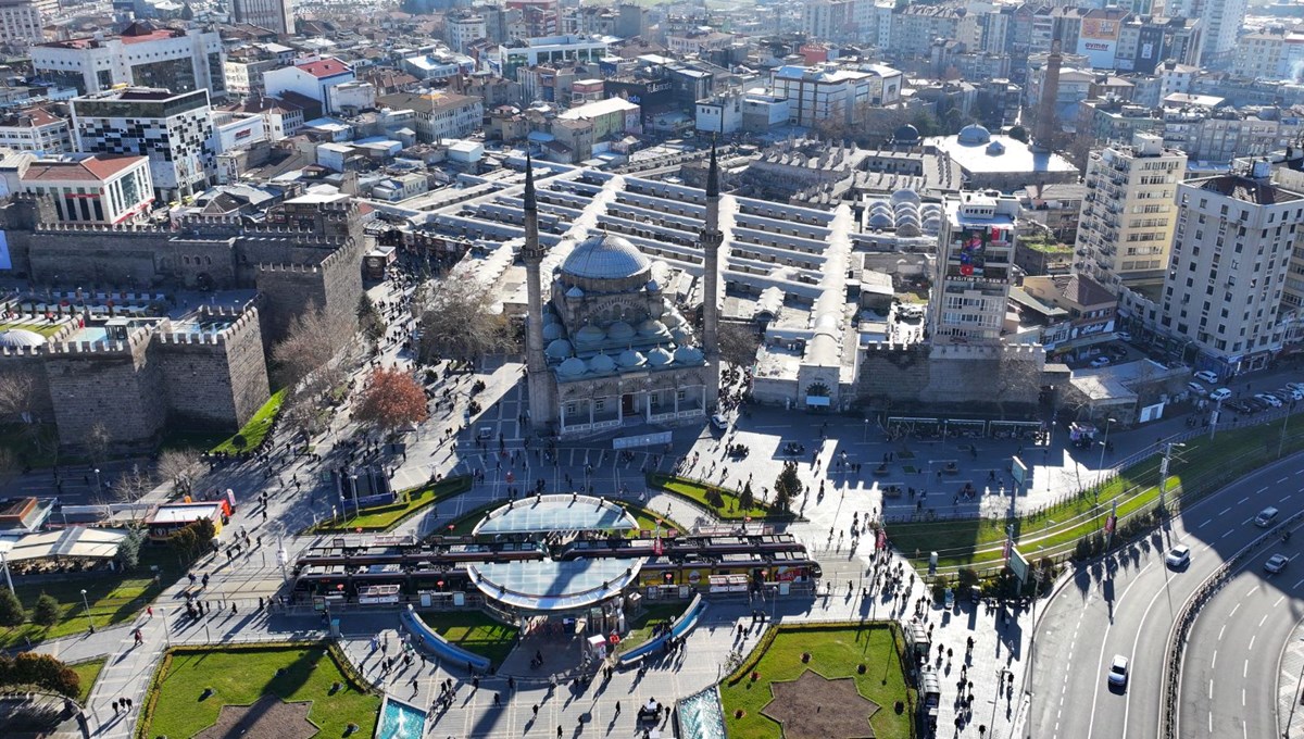 Sekiz asırlık Kapalı Çarşı ziyaretçilerini geçmişe götürüyor