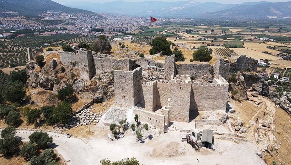 Beçin Antik Kenti'ndeki kale duvarları ve burçlar ayağa kaldırılıyor