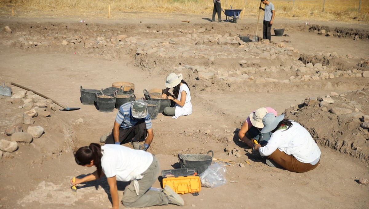 Domuztepe'de 7 bin 450 yıllık 3 silo ve damga mühürler bulundu