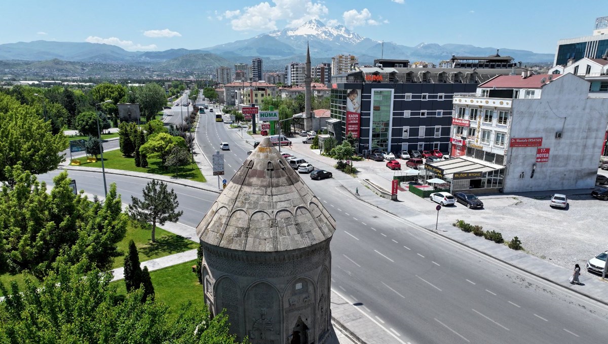 Kümbetler binlerce yıllık defin geleneğini yansıtıyor