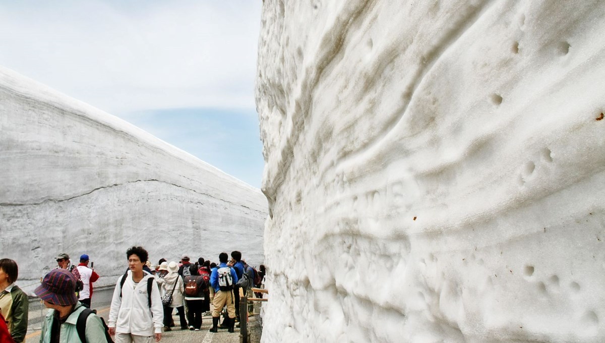 Japonya'da 20 metre derinlikteki kar koridoru yeniden ziyarete açıldı