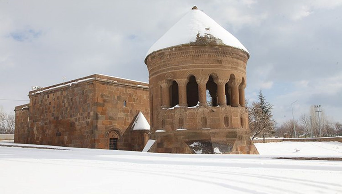 Bitlis'te tarihi yapılar karla kaplandı