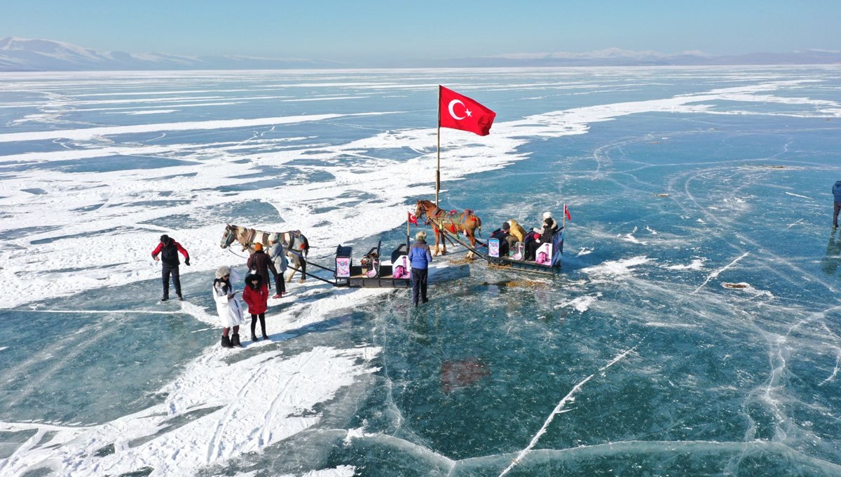 Buzla kaplı Çıldır Gölü'nün cazibesi artıyor