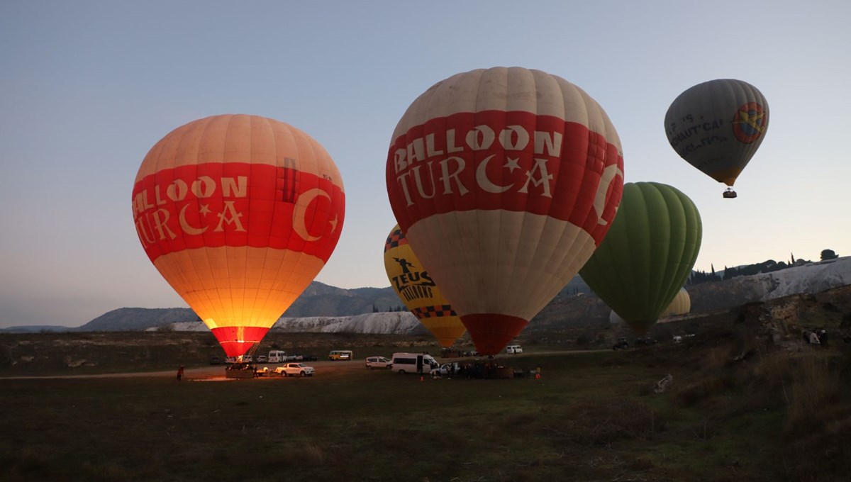 Pamukkale'deki sıcak hava balon turları turistlerden ilgi görüyor