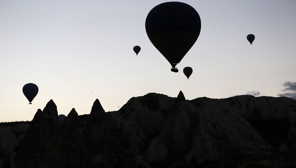 Sıcak hava balonları peribacalarının üstüne süzüldü