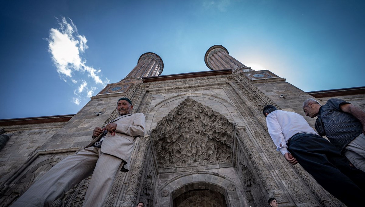 Kadim kentin siluetiyle bütünleşen Çifte Minareli Medrese turistlerin ilgi odağı