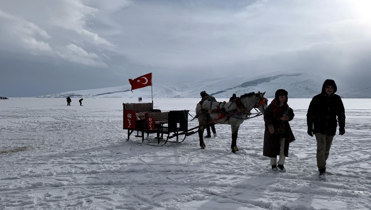 Donan Çıldır Gölü'nde hafta sonu yoğunluğu