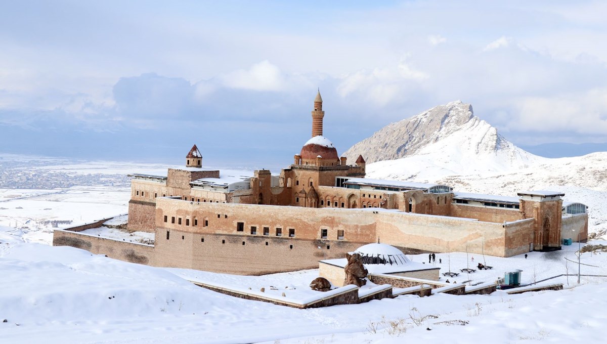 Tarihi İshak Paşa Sarayı karla kaplandı