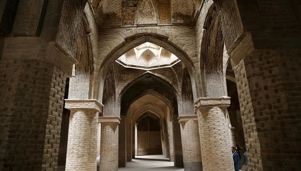 İsfahan'da Selçuklu Devleti döneminde inşa edilen cami farklı mimarisiyle tarihe tanıklık ediyor