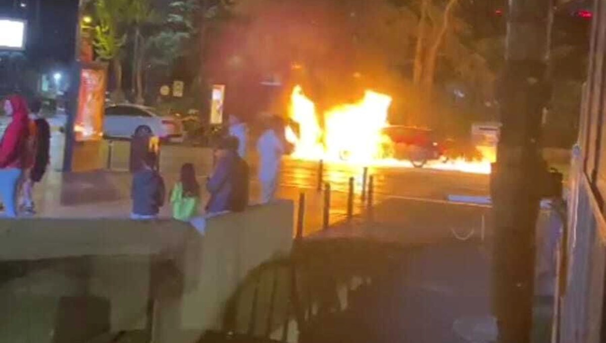 Kadıköy'de park halindeki 2 otomobil yandı