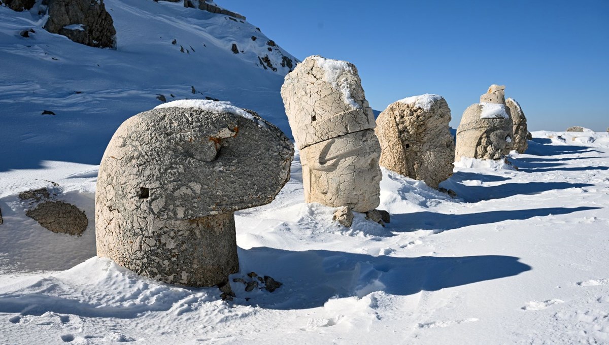 Nemrut Dağı'ndan eşsiz görüntüler: Dev heykeller karlar altında kaldı
