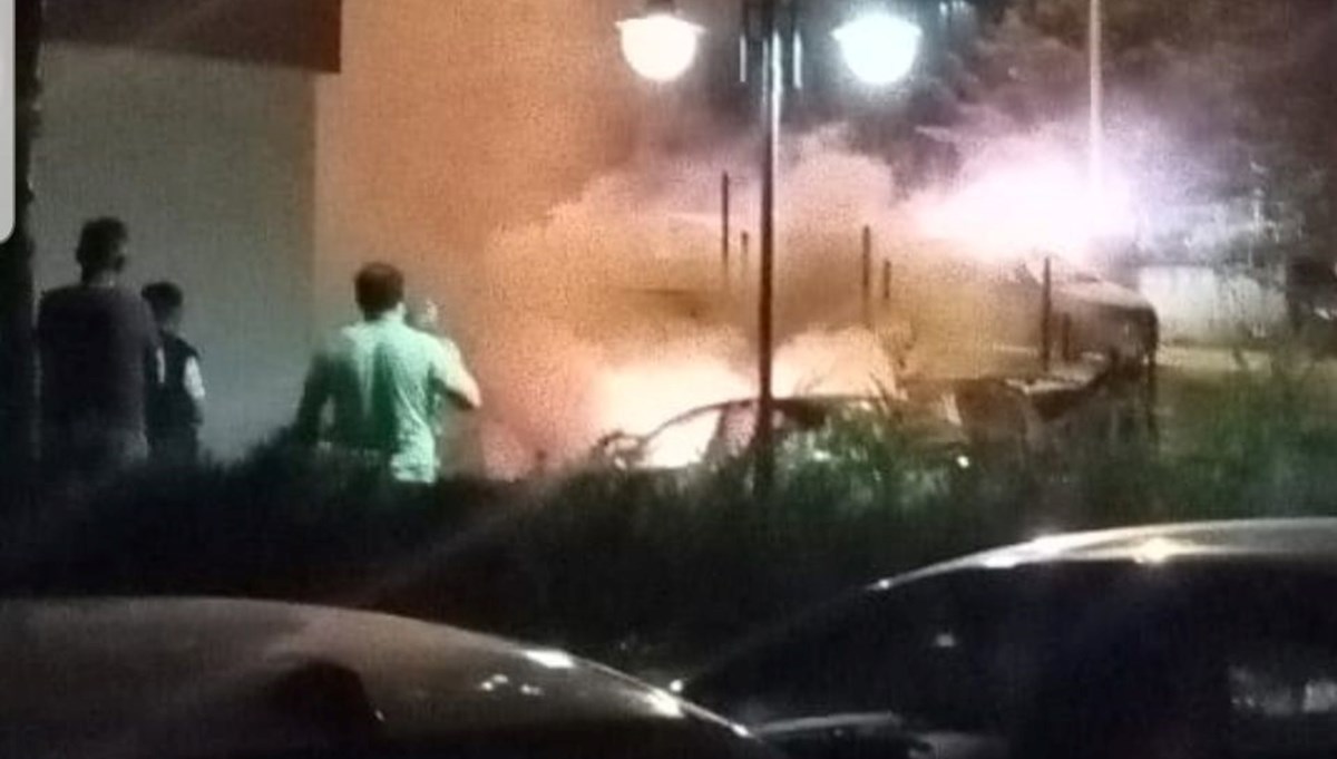 Ankara'da park halindeki otomobilde patlama: 2 araç küle döndü